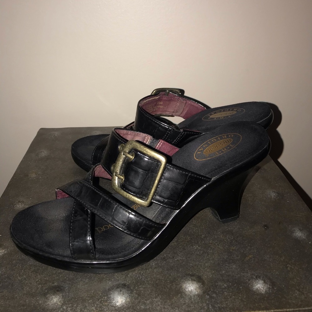 Dr. Scholl’s black slip on sandal w/buckle accents